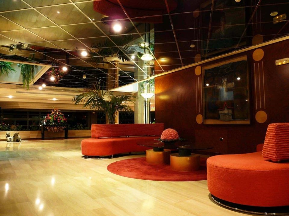 Sitzgruppe vor den Aufzügen allsun Hotel Bella Paguera