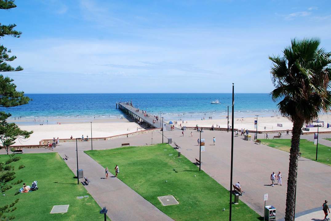 Blick von der Poolterasse zum Strand Stamford Grand Hotel