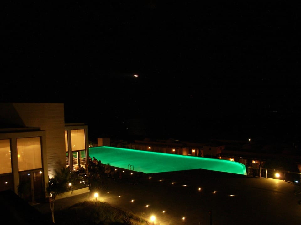 Wechselnde Farben im Pool Atlantica Belvedere Resort