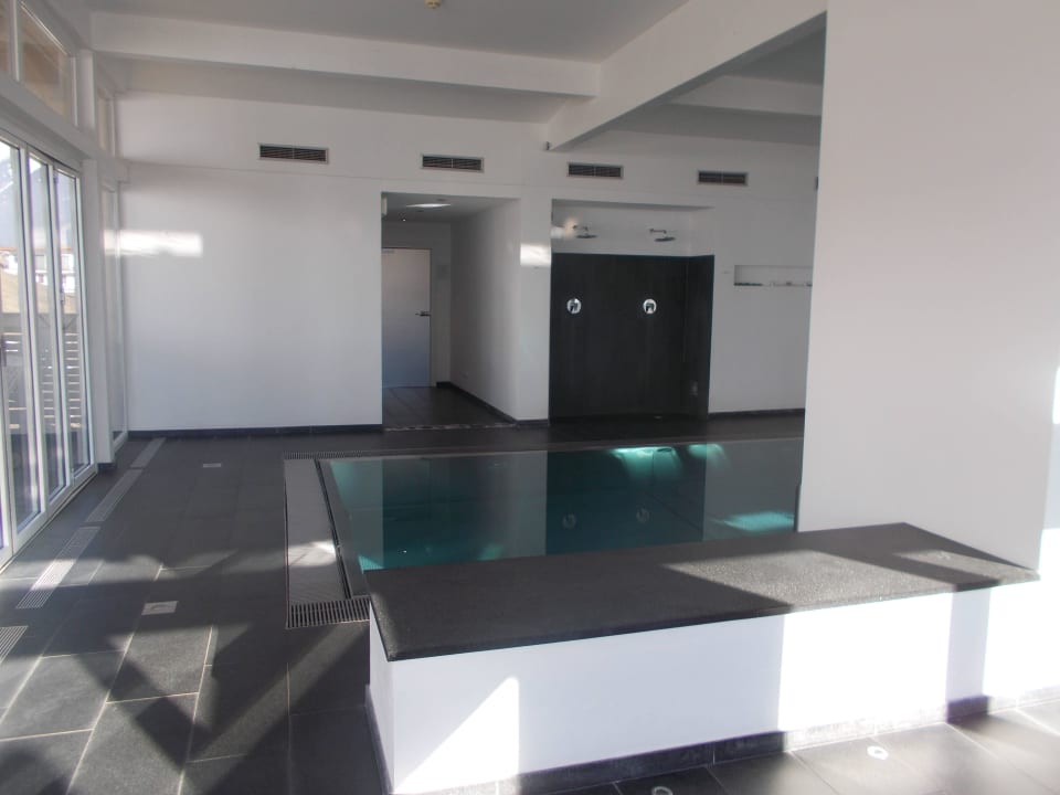 Kleiner Pool mit Blick auf Skipiste Boutique Hotel Bellevue Lermoos