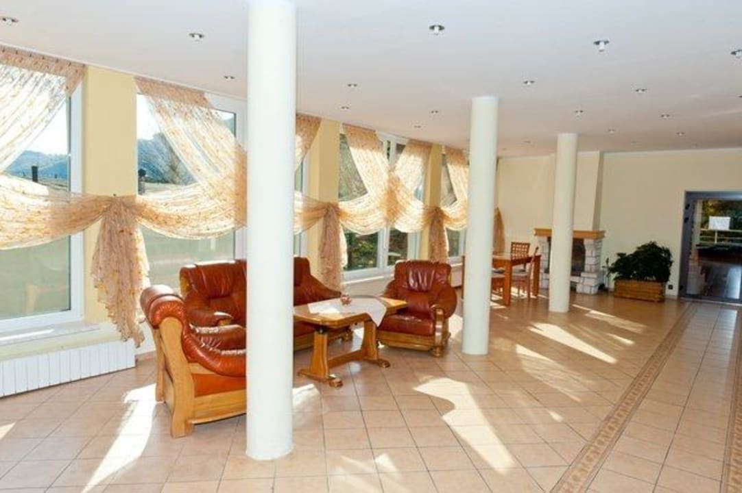 Hall recepcyjny z kominkiem Ferienanlage Globus