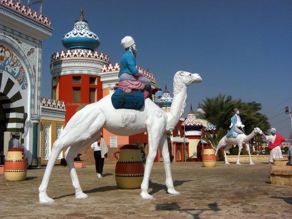 Figuren vor dem Hoteleingang Pickalbatros Alf Leila Wa Leila Resort - Neverland Hurghada