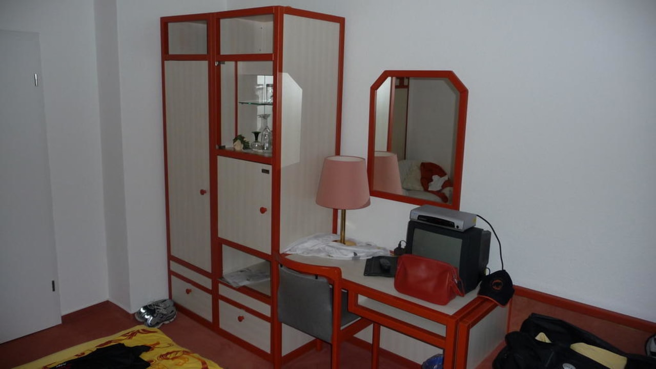 Schrank mit Ablagemöglichkeiten Pension Zum Sommerbad