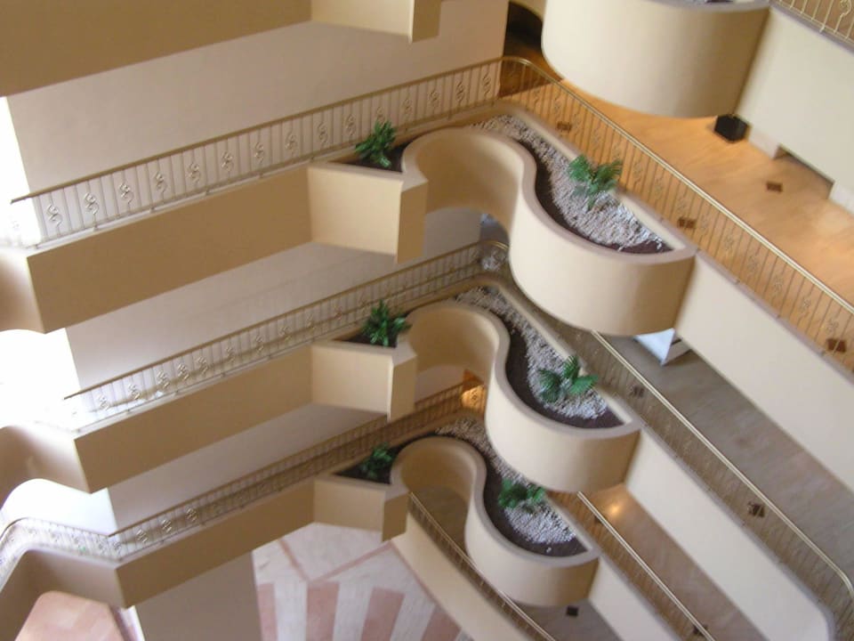 Blick vom 3. Stock runter zur Lobby Akka Alinda Hotel
