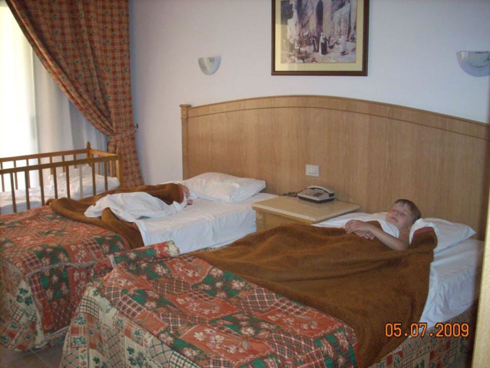 Огромные кровати и детская кроватка Pickalbatros Aqua Park Resort - Hurghada