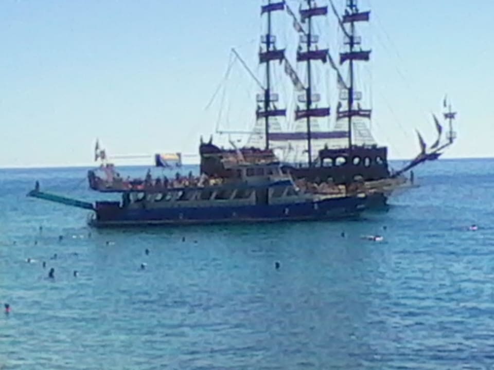 Корабли проходят мимо Club Hotel Anjeliq