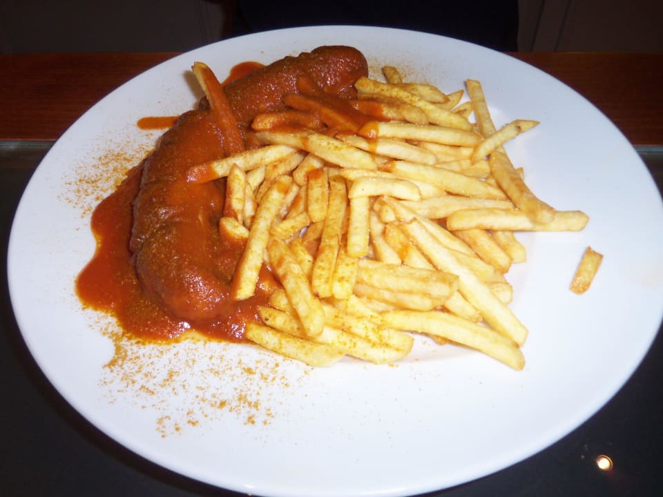 Currywurst mit Pommes Leonardo Hotel Köln Bonn Airport