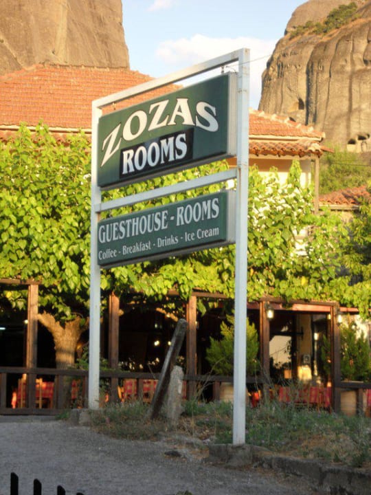 Großer Schild am Eingang Hotel Zozas Rooms