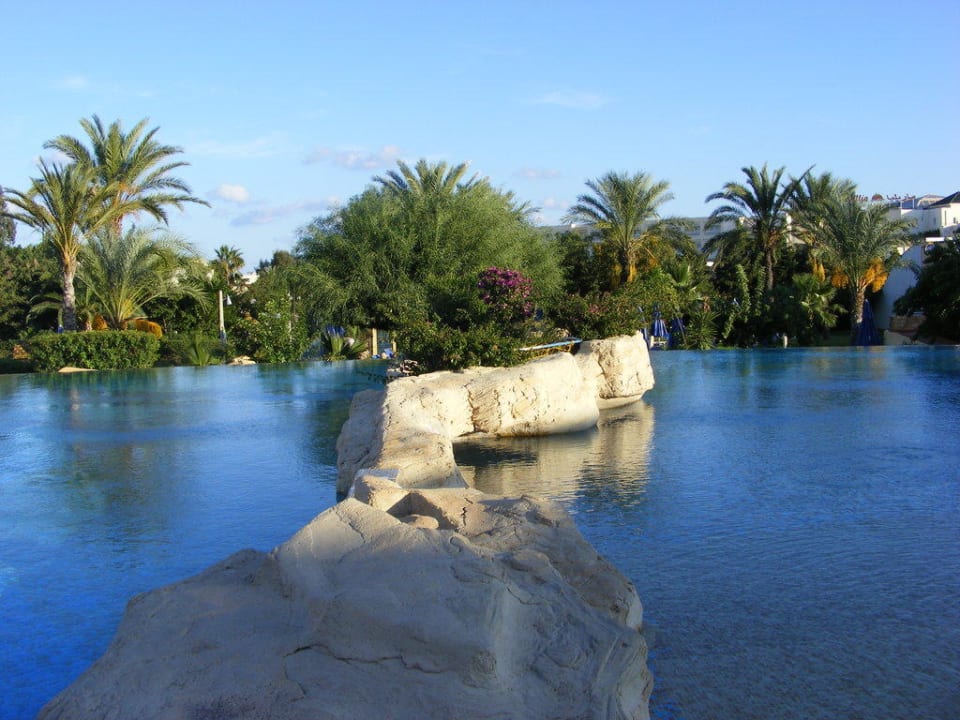 Pool mit Blick zum Meer Hotel Medina Belisaire & Thalasso