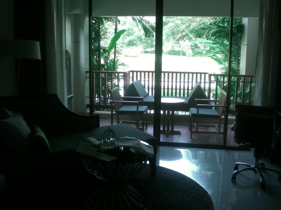 Blick vom Zimmer auf Balkon und Hotelgarten Le Meridien Chiang Rai Resort