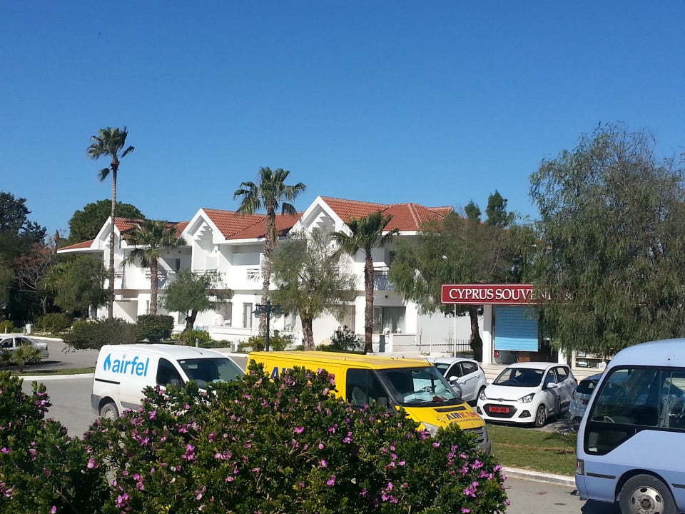 Low Cost Gebäude mit Parkplatzaussicht Salamis Bay Conti Resort Hotel & Casino