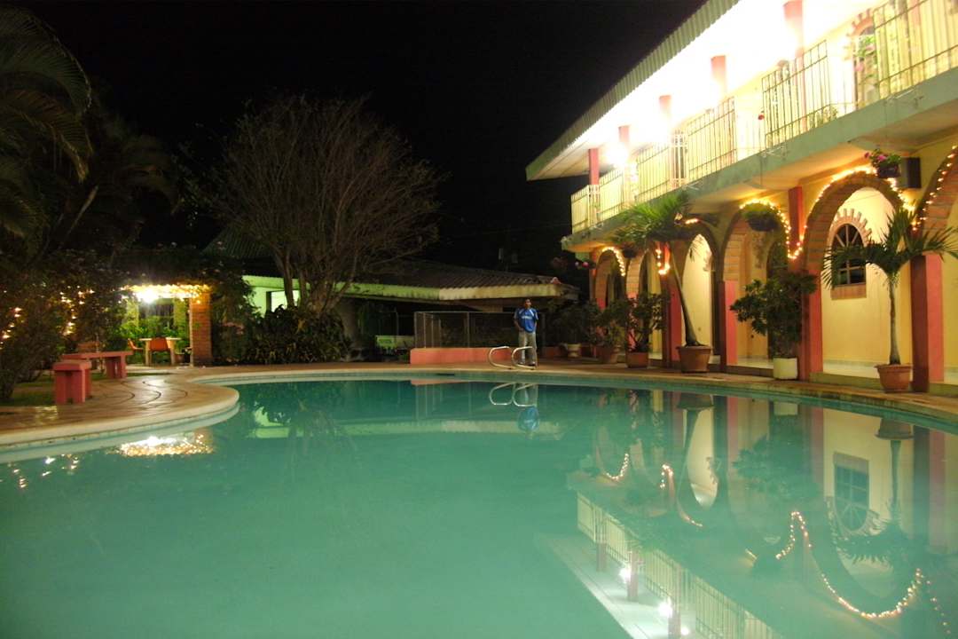 Pool und Hotelzimmer Hotel El Parador