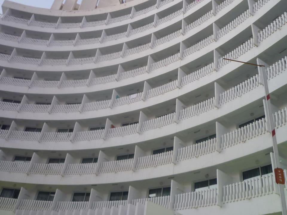 Außenansicht vom Hotel von vorne Hotel El Hana Beach