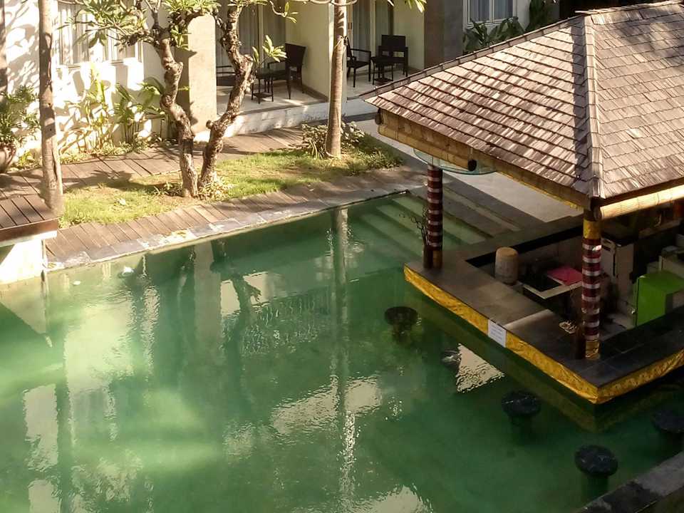 Pool und Poolbar Bali Kuta Resort