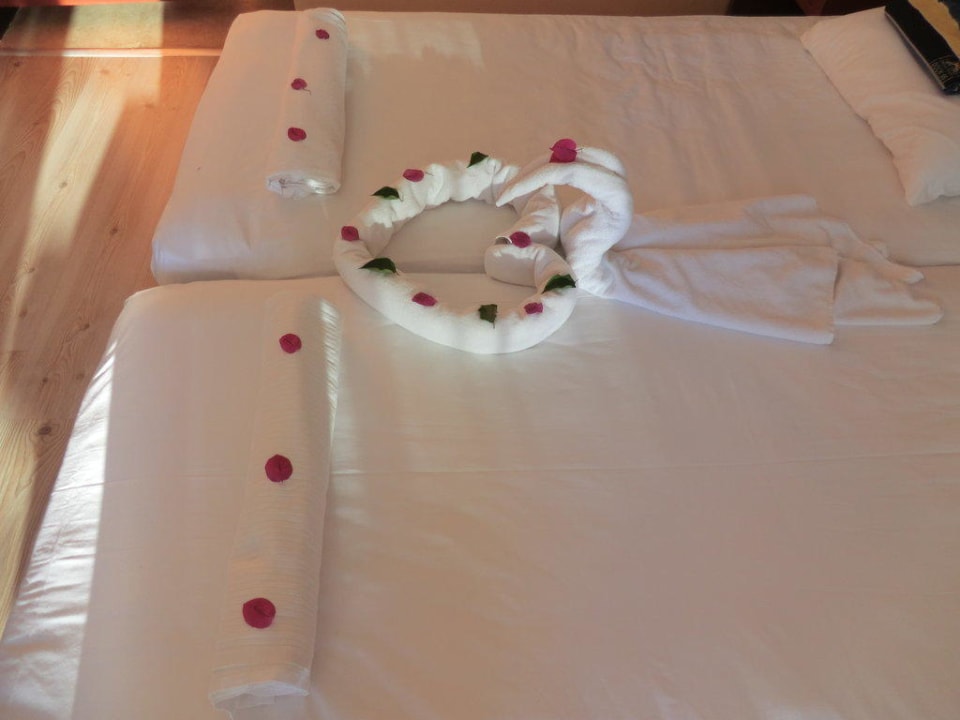 Liebevoll dekoriertes Bett Sunrise Queen Luxury Hotel