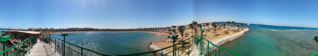 Bridge to the lagoon restaurant Desert Rose
