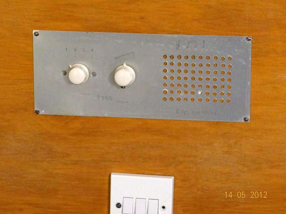 Eingebautes Radio - Out of Order Days Inn Hotel & Residence