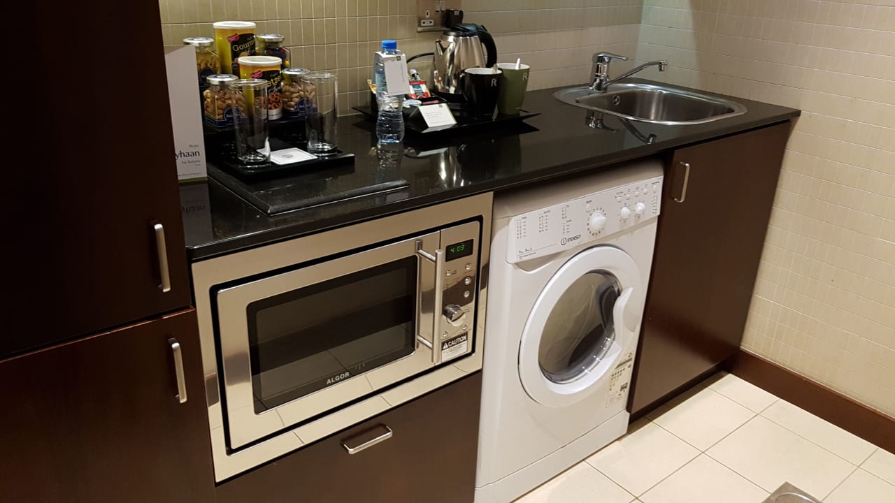 Zimmer Rose Rayhaan by Rotana