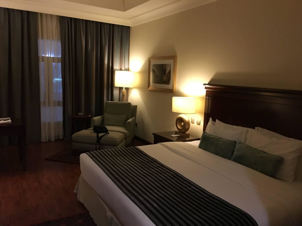 Großes Zimmer, dank Dreifachverglasung sehr leise Hotel Concorde Doha