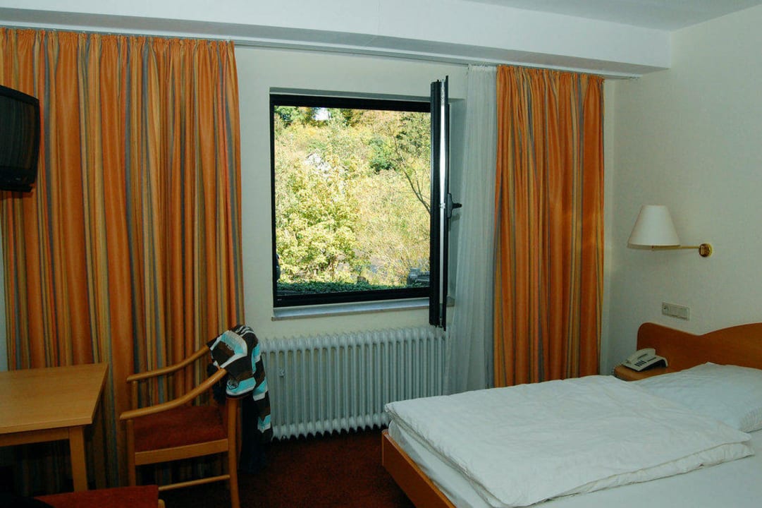 Mit Ausblick zur Sieg Hotel Schützenhof an der Siegbrücke