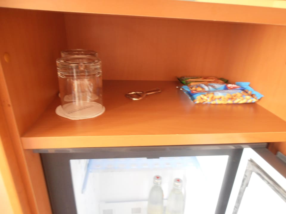 Snacks und Gläser und Flschenöffner Steigenberger Conti Hansa