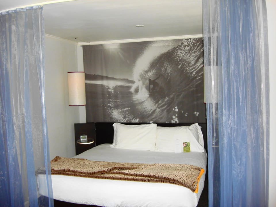 Doppelbett in Nische mit Vorhang Hotel Helix