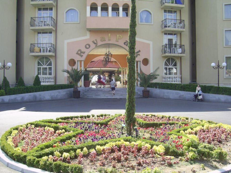 Vor dem Hotel Royal Park Hotel & Aqua park