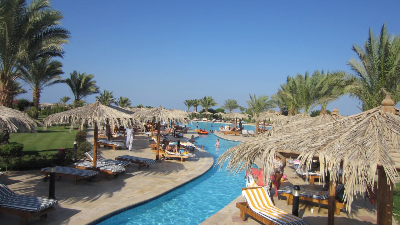 Am Weg zur Poolbar Hurghada Long Beach Resort