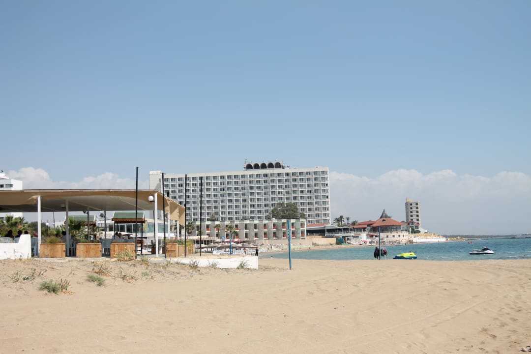 Blick zum Hotel (Haupthaus) beim Strandspaziergang Salamis Bay Conti Resort Hotel & Casino