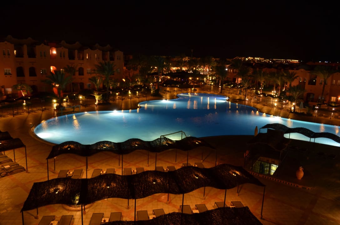 Blick über den Innenteil bei Nacht Jaz Makadi Oasis Resort
