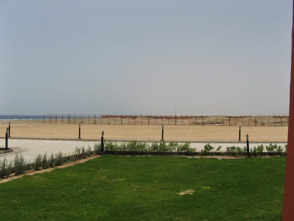 Bick vom Zimmer rechts hinaus auf Wüste Three Corners Happy Life Beach Resort