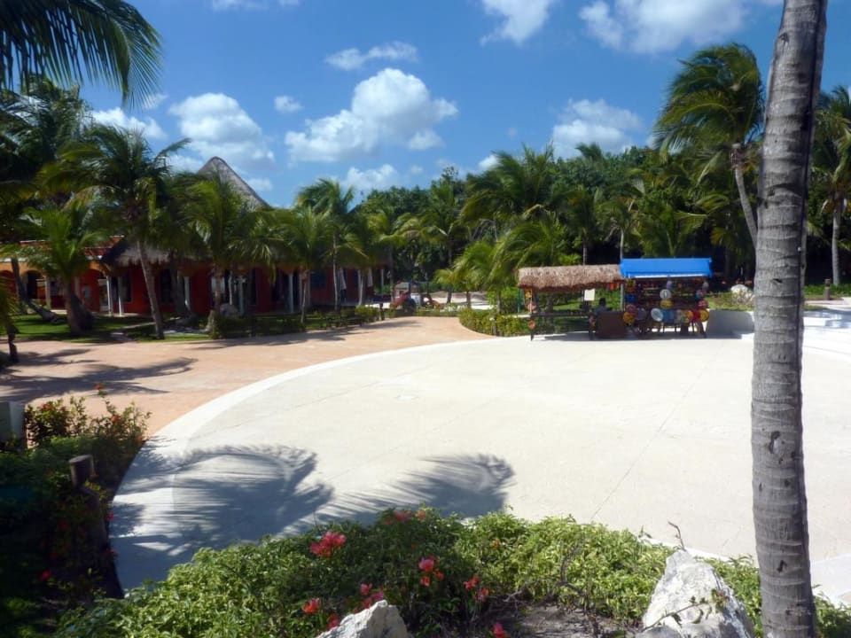 Verkaufsstand vor der Poolanlage Catalonia Playa Maroma