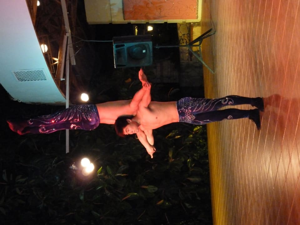 Chinesische Artisten an der Poolbar Hotel Defne Garden