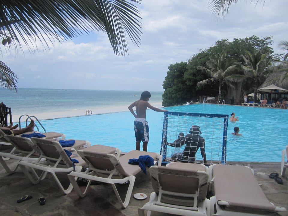 Wasserball im KoleKole-Pool Baobab Beach Resort & Spa