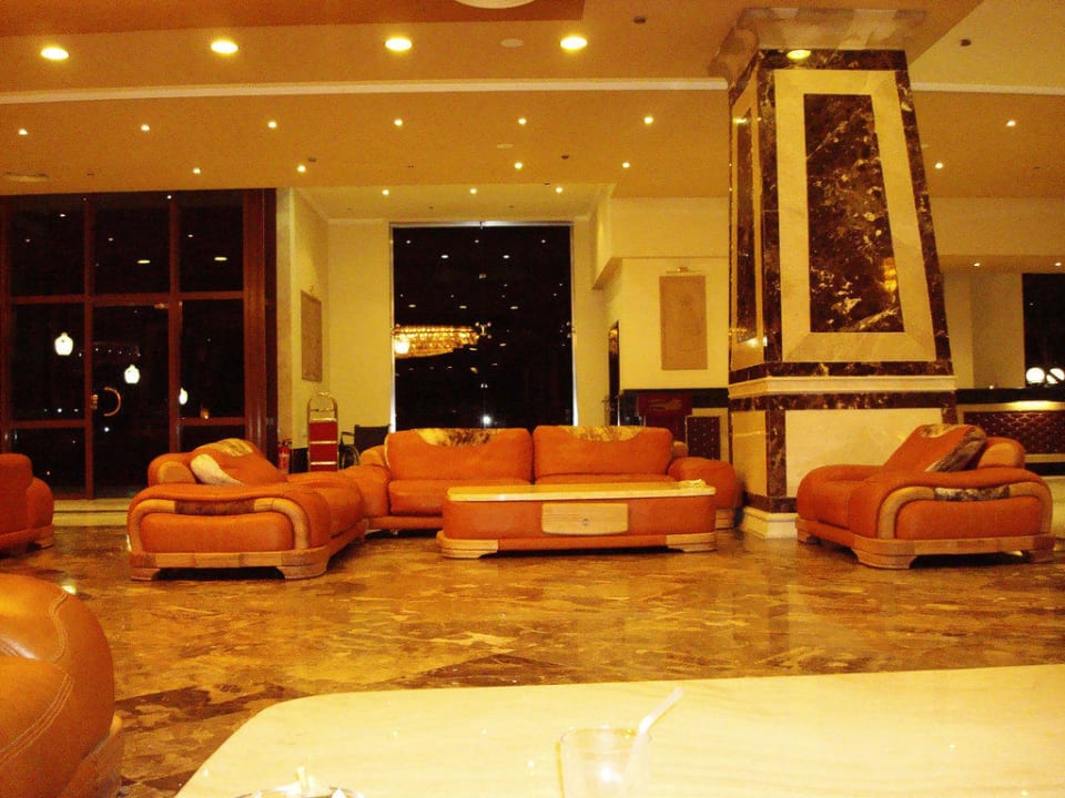В холле. AMC Royal Hotel & SPA