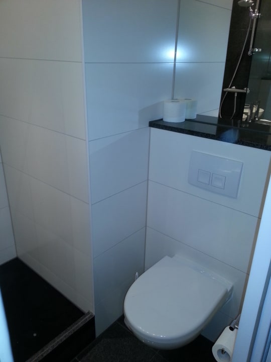 Bad mit WC Motel One Köln Waidmarkt