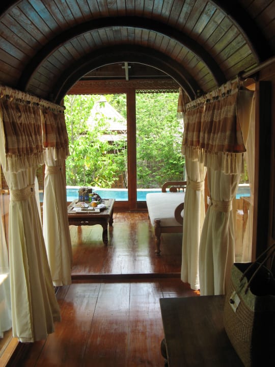 Durchgang zu Tagesbett Santhiya Koh Phangan Resort & Spa