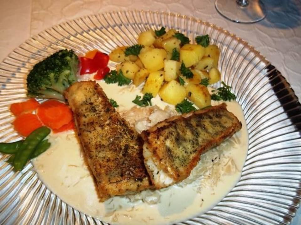 Zander gebraten auf Rahmsauerkraut mit Rosmarinkar Naturhotel Holzwurm
