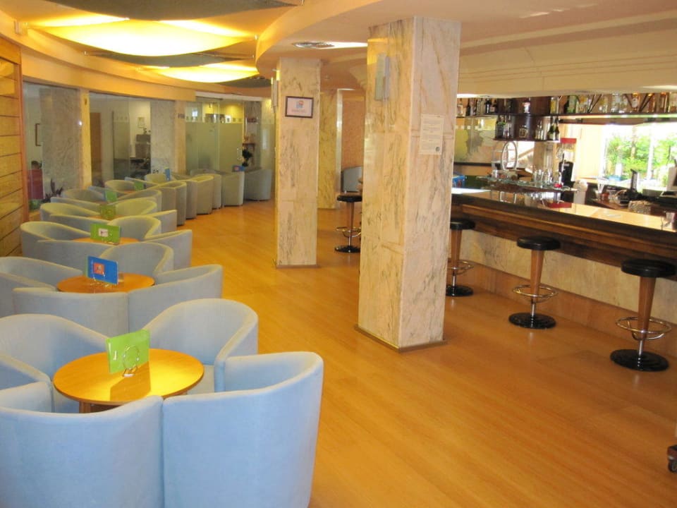 Bar mit Blick in den Empfangsbereich Aparthotel Ivory Playa