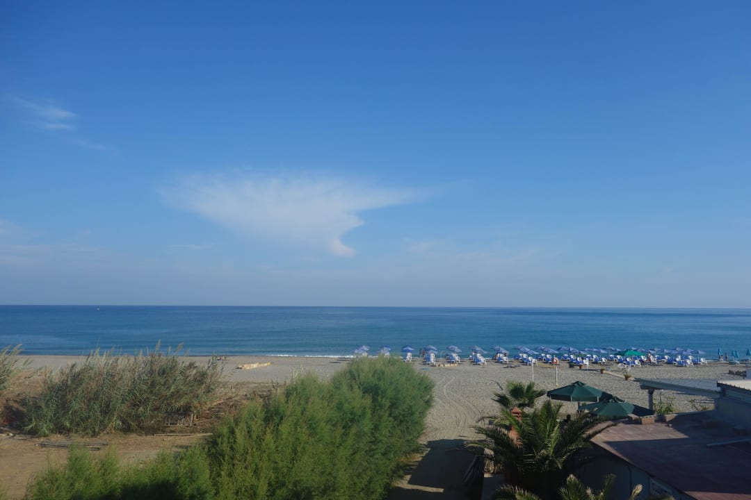 Ausblick von einem der hinteren Zimmer Hotel Kathrin Beach