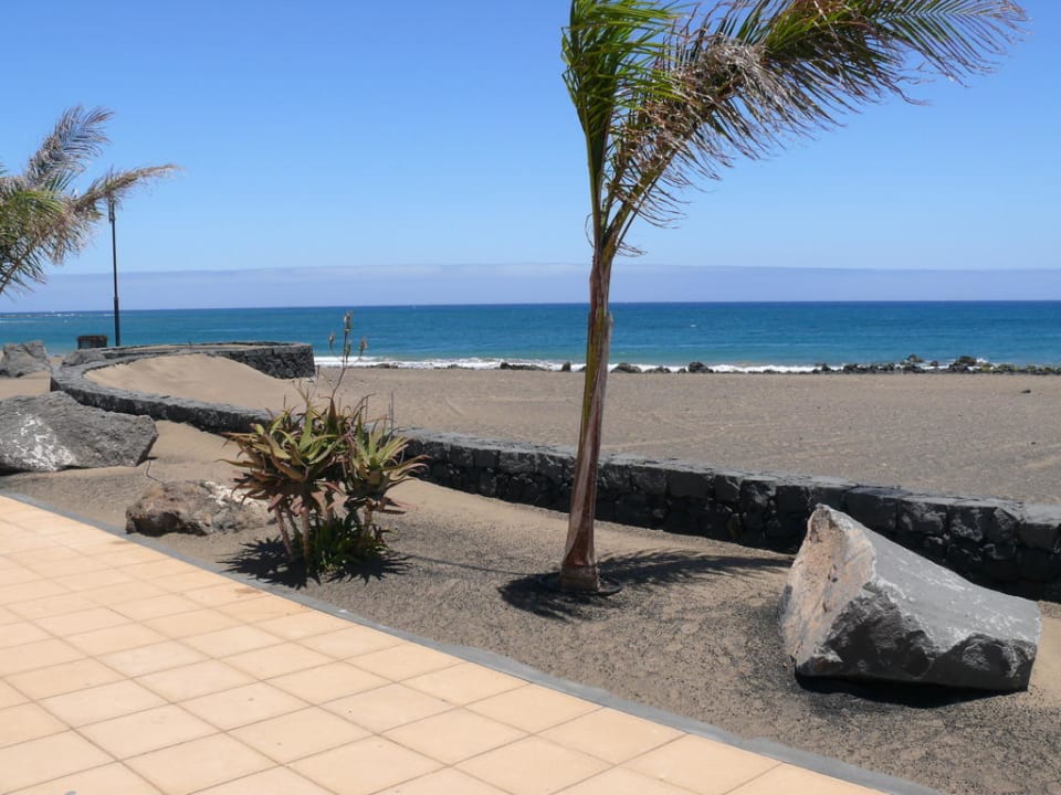 Strand vor dem Hotel Seaside Hotel Los Jameos