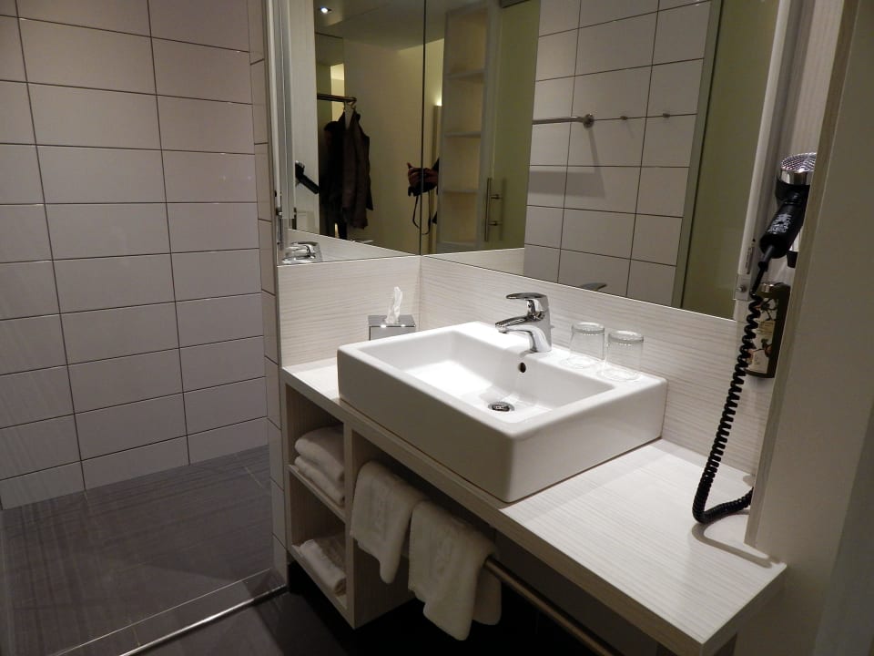 Bad mit bodentiefer Dusche Hotel Zeitgeist Vienna Hauptbahnhof