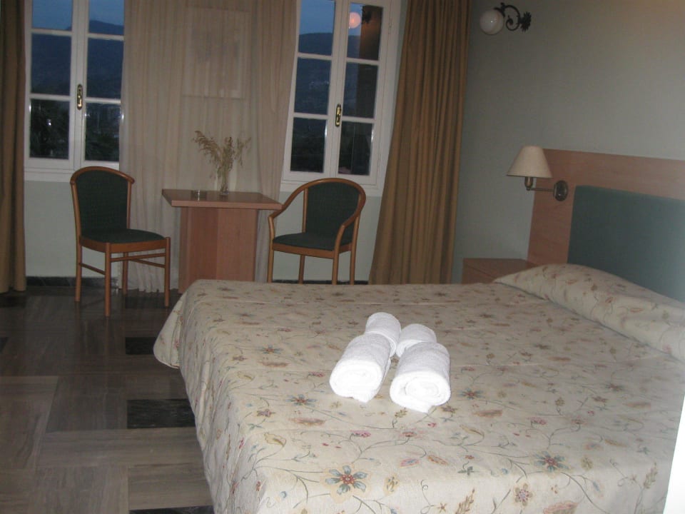 Zimmer Altbau groß genug Hotel Alma Beach