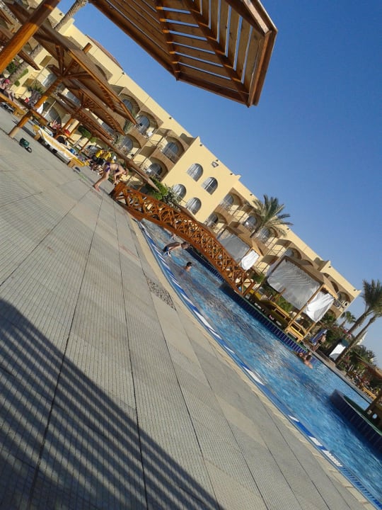 У бассейна Desert Rose