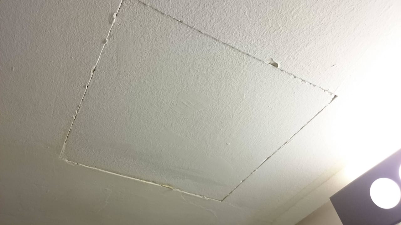 Bad-Decke nach Wassereinbruch blau punta reina