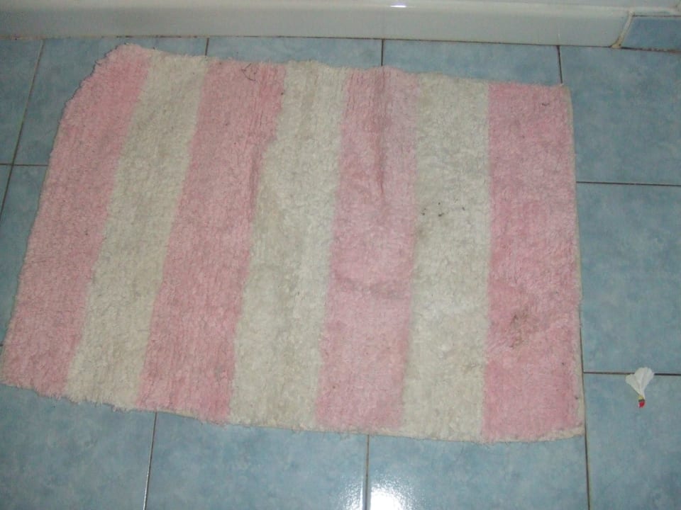 Badteppich, dreckig und nicht gesäubert Hotel Residence Cristoforo Colombo