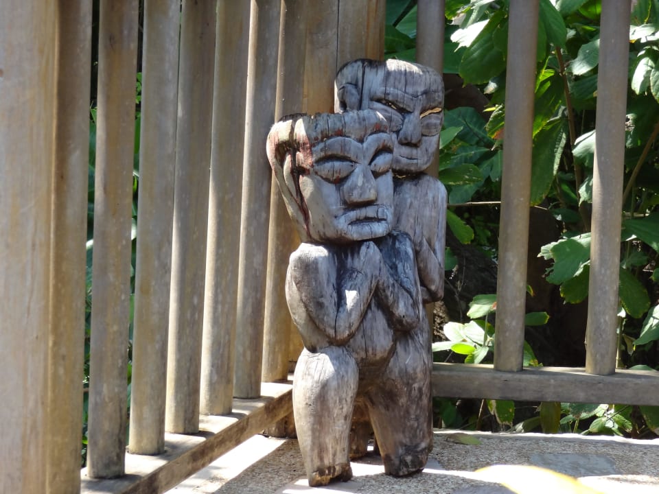 Skulpturen auf Terrasse Santhiya Koh Phangan Resort & Spa