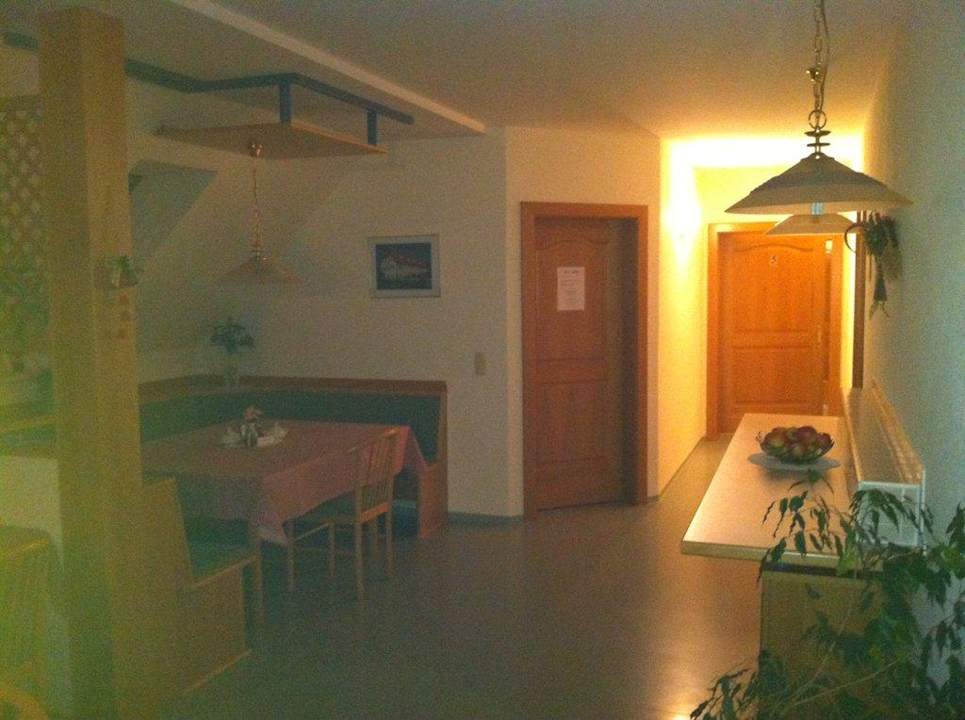 Frühstücksraum mit Zimmertüren Gästehaus Glatz