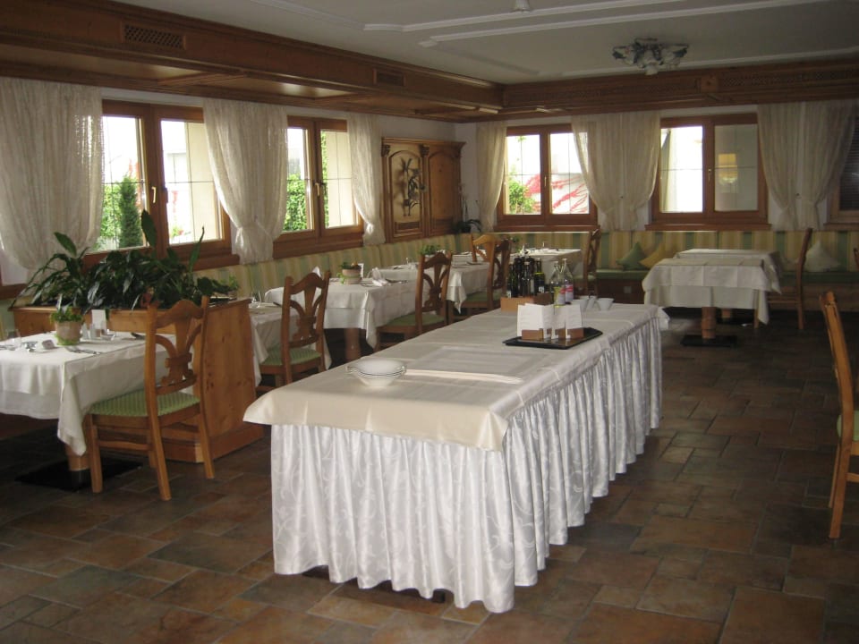 Ein Raum für´s Abendessen (Salatbuffet mittig) Wanderhotel Vinschgerhof