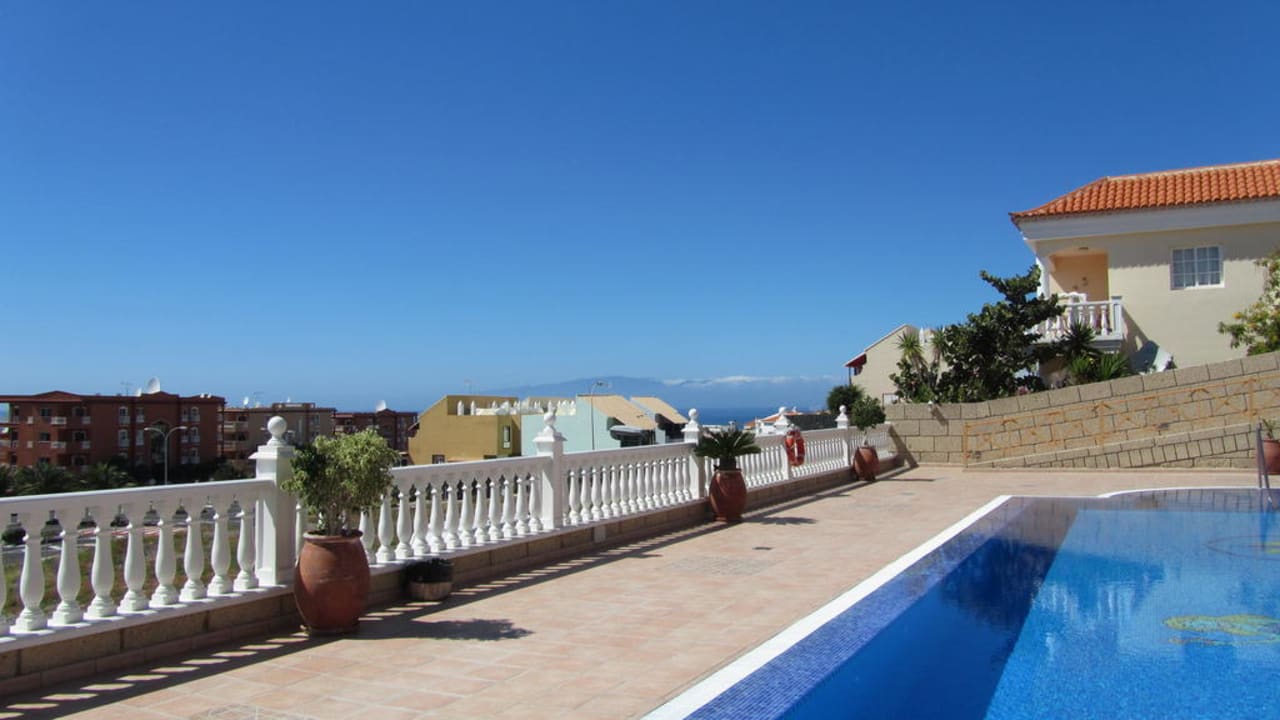 Blick vom Pool nach Westen zum Meer Hotel Callaomar